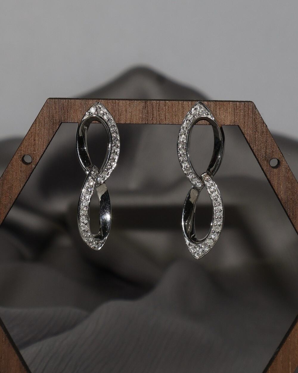 14k White Gold Diamond Dangle Earrings 6.12G / 1.4in / 0.56 tcw